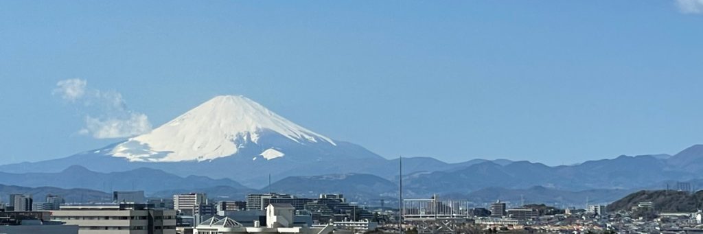 2022年１月　藤沢駅付近からの富士山の雪に雲の影