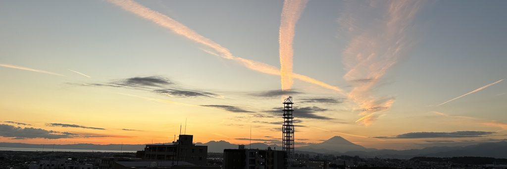 NTT鉄塔と富士山と変わった雲と夕日